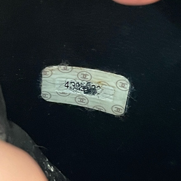 CHANEL Black Lambskin Cosmetic Vanity Case with Gold Hardware - Picture 10 of 16